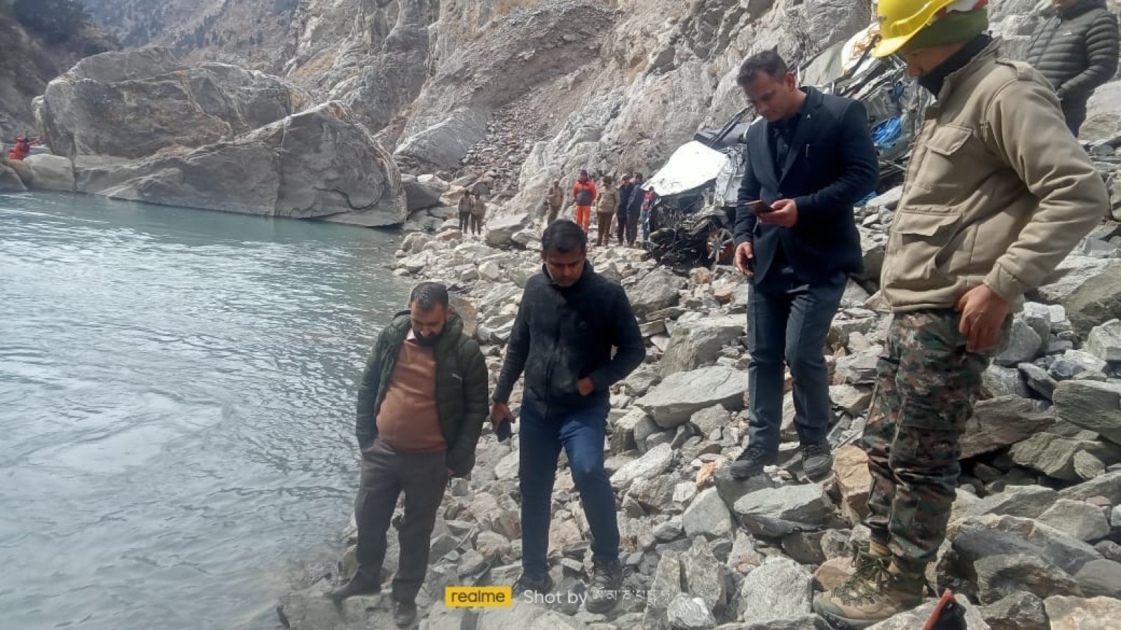 उपायुक्त किन्नौर ने काशंग नाले में हुए हादसा स्थल का किया निरीक्षण, सर्च ऑपरेशन को तेज करने के दिए निर्देश 