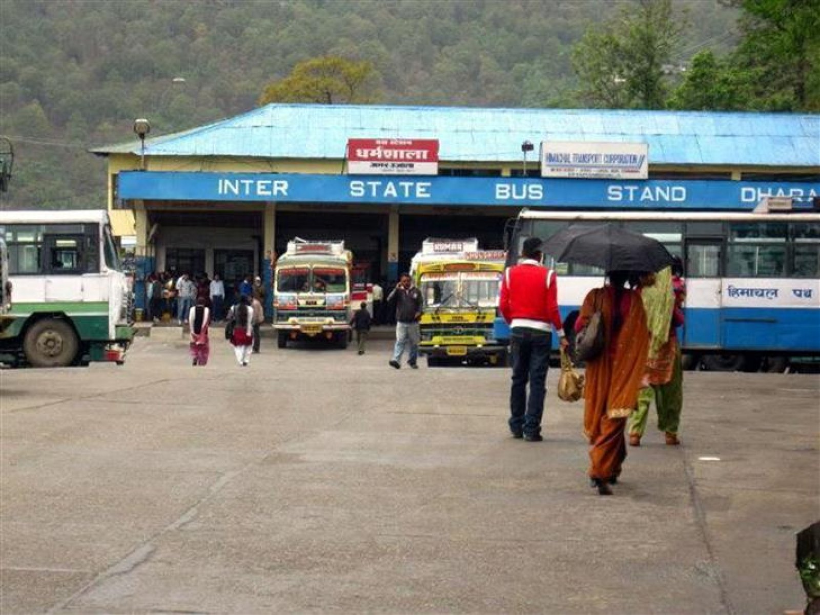 धर्मशाला बस स्टैंड पर आयोजित हुआ सड़क जागरूकता कार्यक्रम