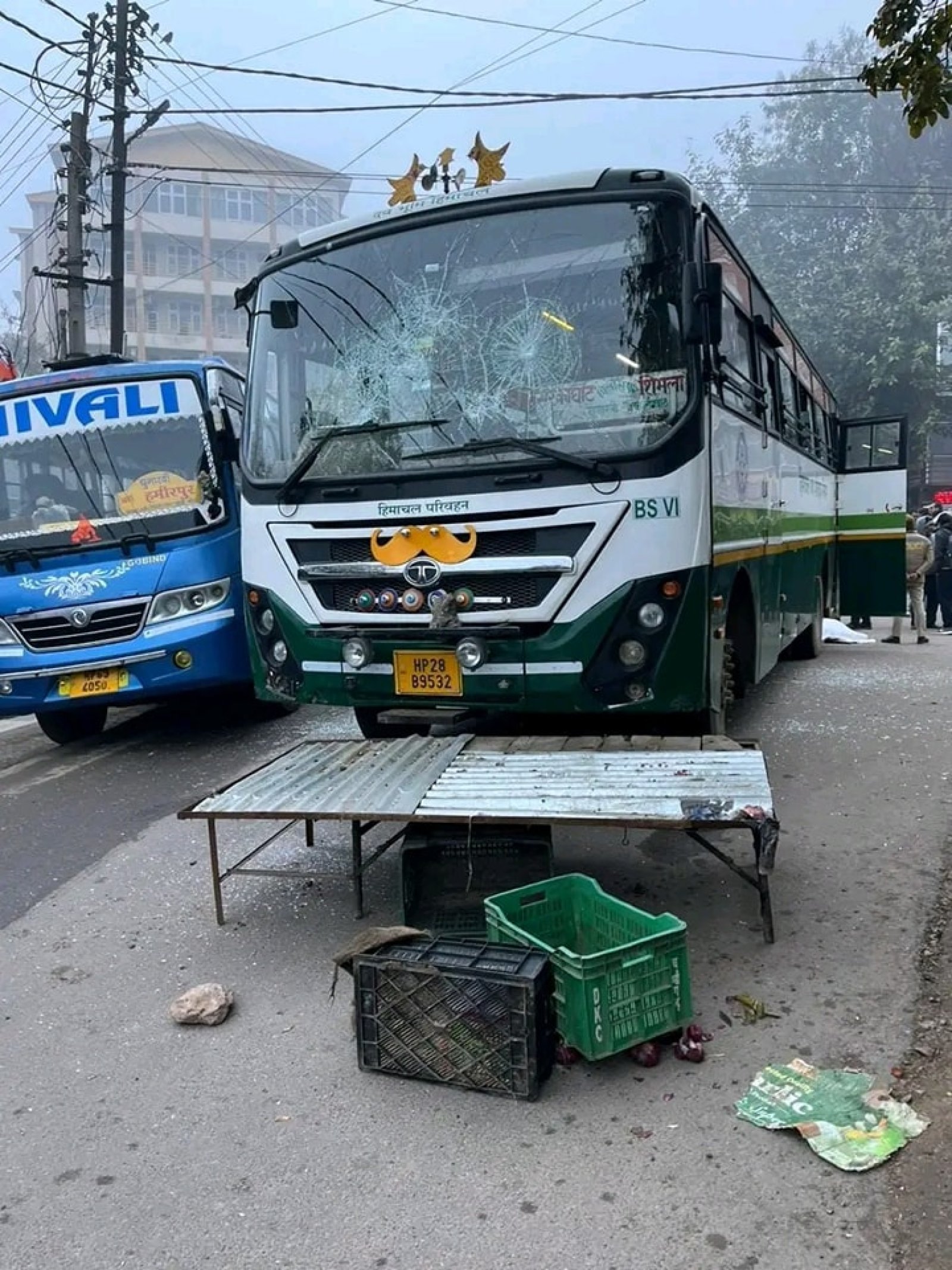 एचआरटीसी बस की चपेट में आने से 22 वर्षीय युवक की मौत