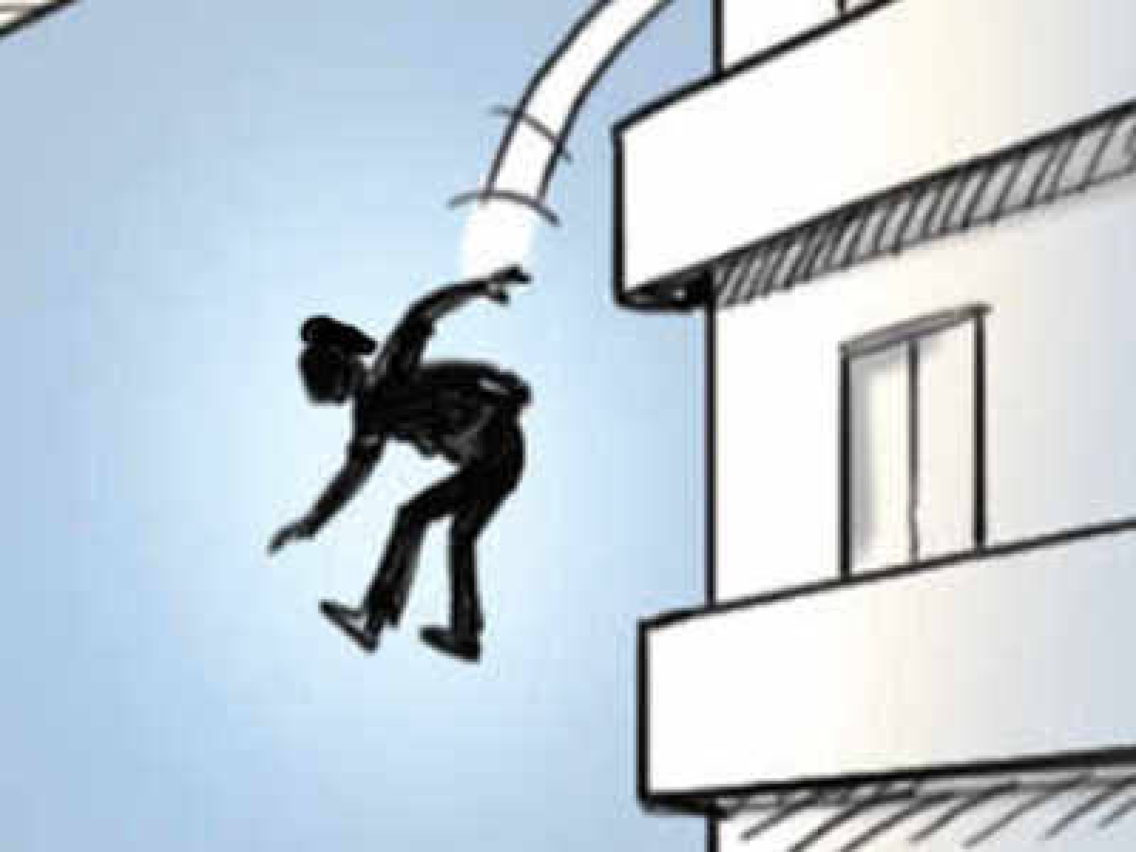स्कूल की तीसरी मंजिल से नीचे गिरी छात्रा हालत गंभीर