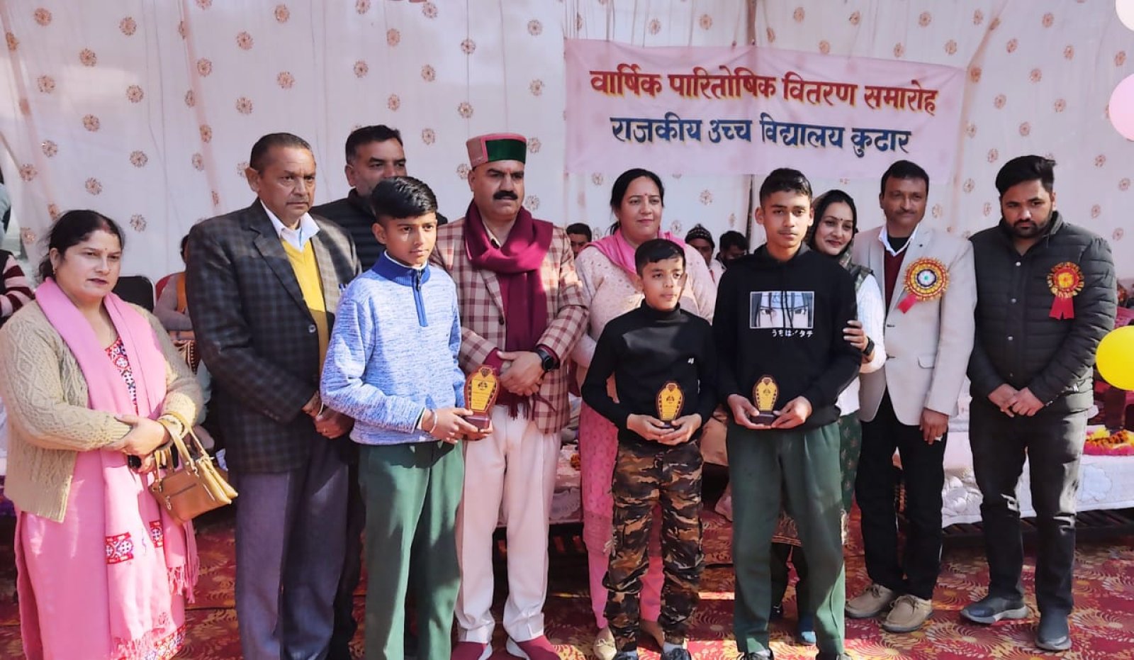 विधायक इंद्र दत्त लखनपाल ने कुढार स्कूल के मेधावी विद्यार्थियों को बांटे पुरस्कार
