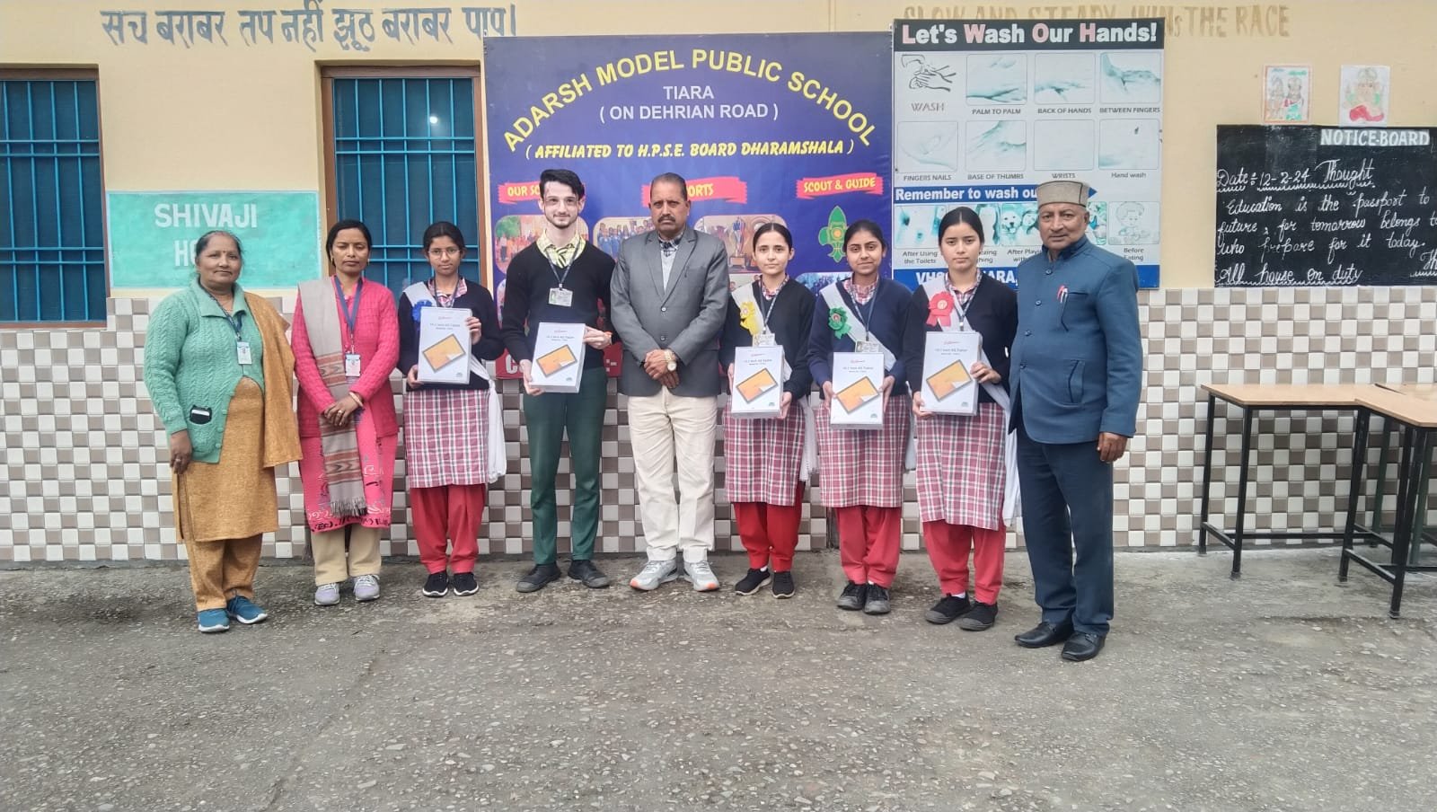आदर्श मॉडल स्कूल तियारा के छात्रों को वितरित किए टैब