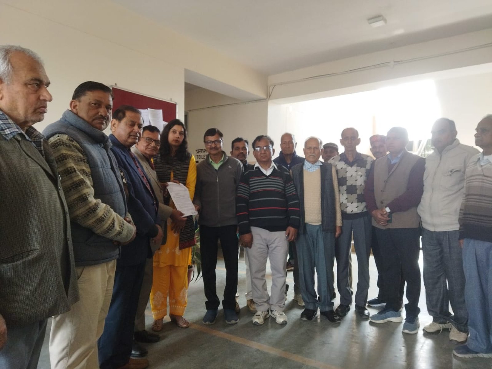 रिटायर्ड एम्पलाइज वेलफेयर एसोसिएशन नादौन ने एसडीएम को सौंपा ज्ञापन