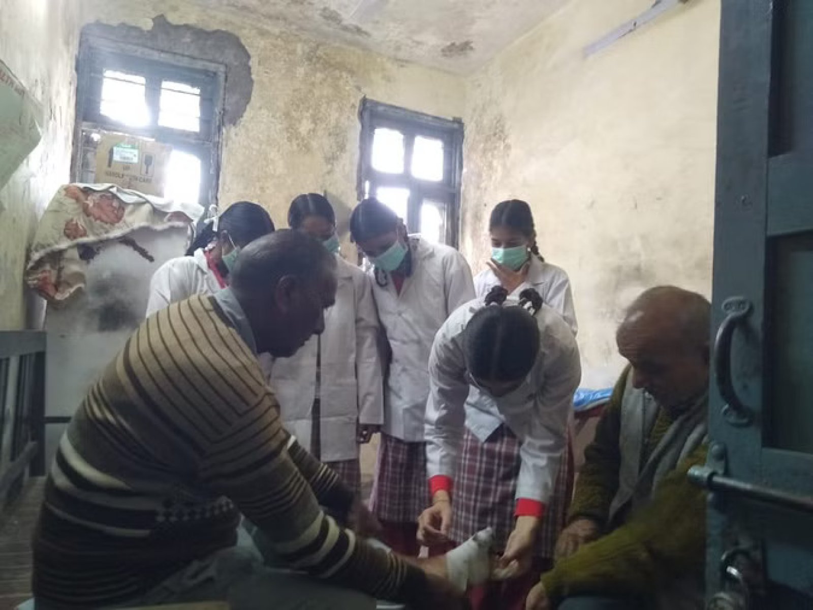 अंबोया स्कूल के छात्रों ने किया राजपुर अस्पताल का दौरा