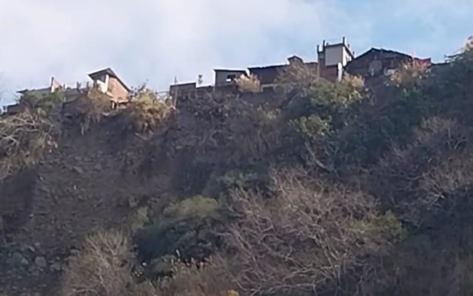 जिला चम्बा के कश्मीरी मोहल्ला में लोगों को सता रहा लैंड स्लाइडिंग का डर 
