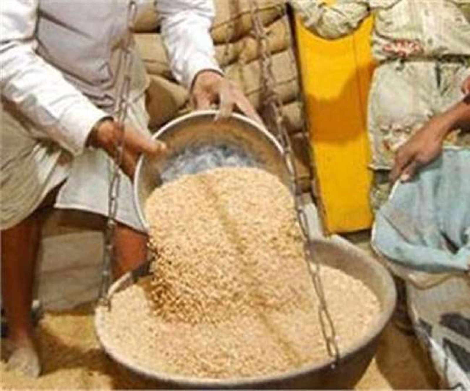 डिपुओं में नहीं मिल रहा पूरा राशन उपभोक्ता हो रहे परेशान