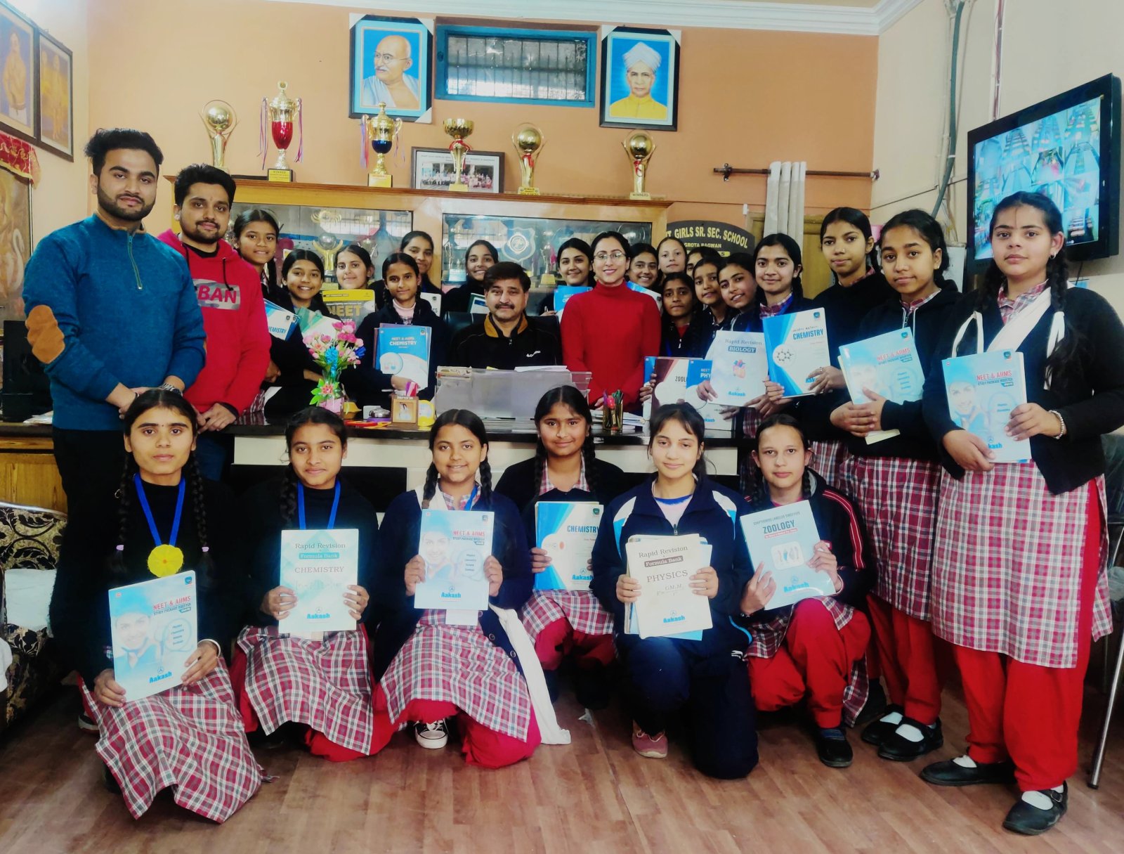 कन्या विद्यालय नगरोटा बगवां में नीट परीक्षा की तैयारी के लिए रखी 60 किताबें