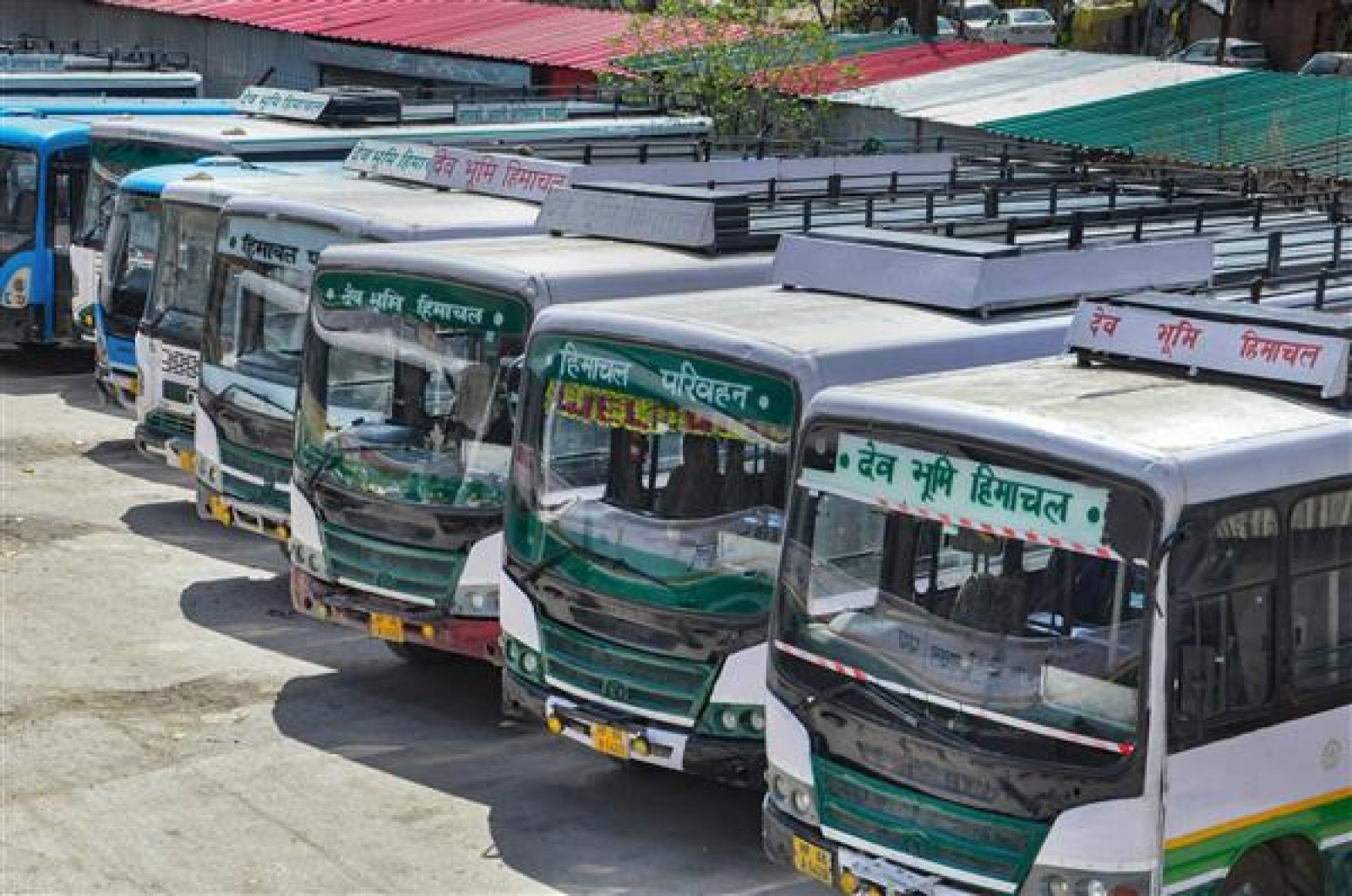 धर्मशाला मंडल से बसें न चलने से जनता परेशान, दिल्ली के 11 रूट सस्पेंड