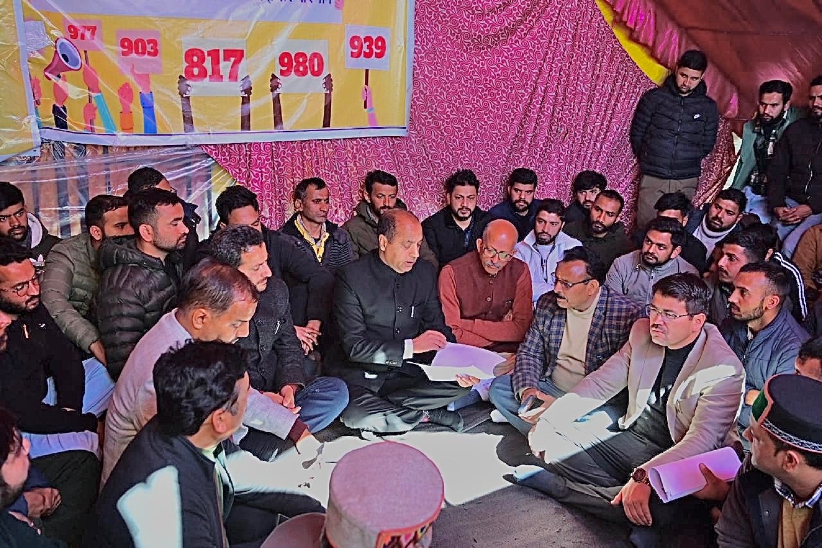 प्रदेश सरकार सिर्फ युवाओं को परेशान कर रही है: जयराम ठाकुर