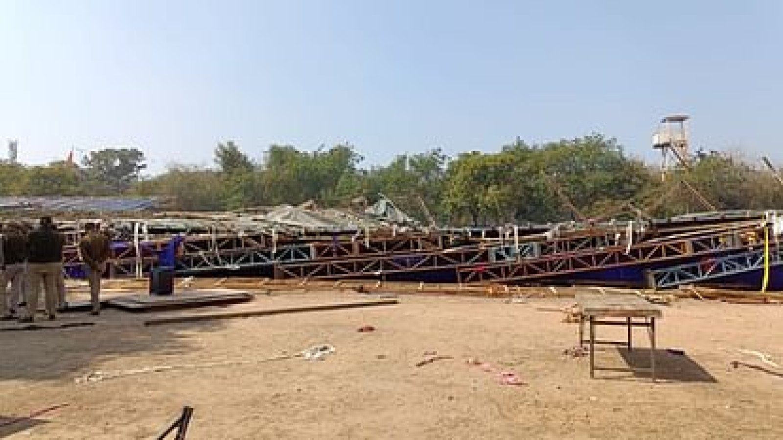 जवाहरलाल नेहरू स्टेडियम का पंडाल गिरा, 10 से 12 लोगों के दबने की आशंका