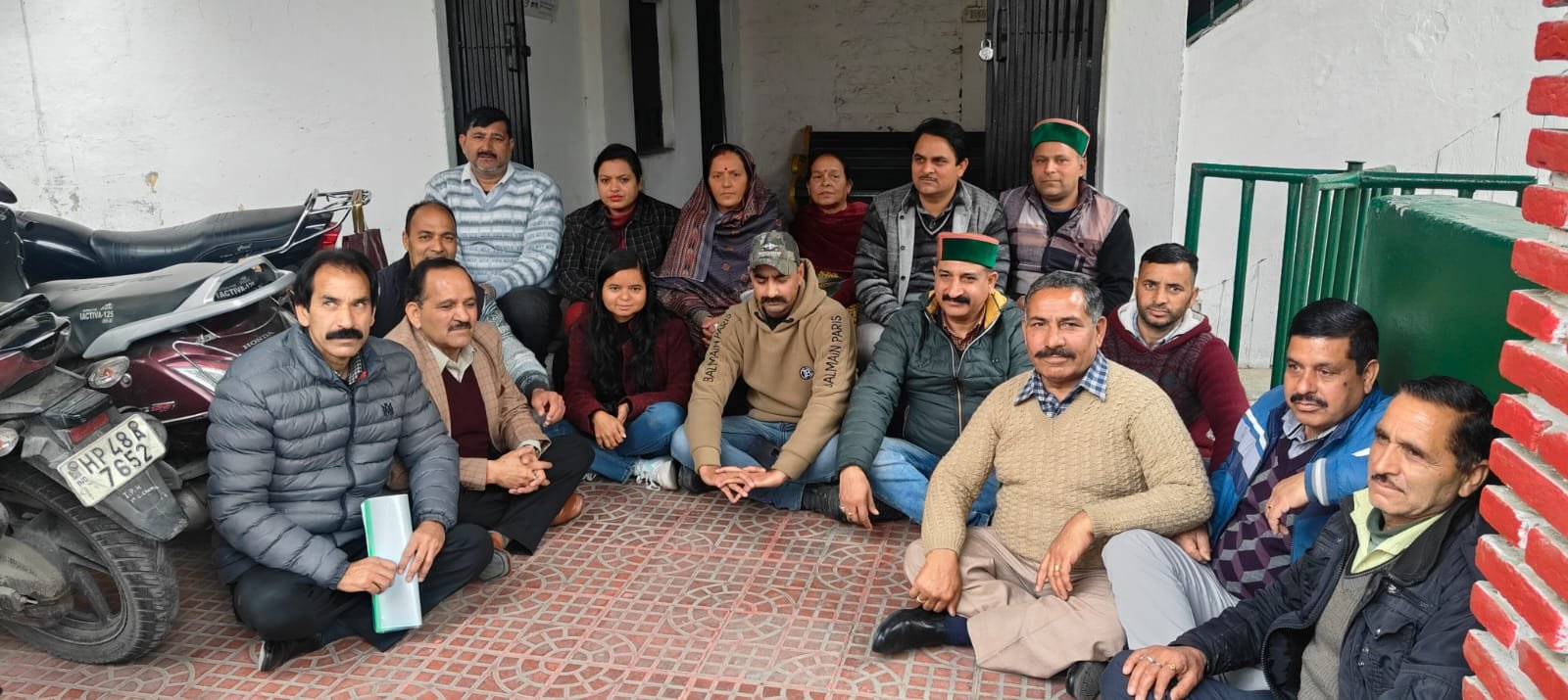 चंबा  नगर परिषद कार्यालय के बाहर वार्ड पार्षदों ने किया धरना प्रदर्शन