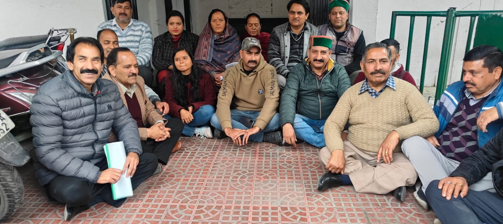 चंबा  नगर परिषद कार्यालय के बाहर वार्ड पार्षदों ने किया धरना प्रदर्शन
