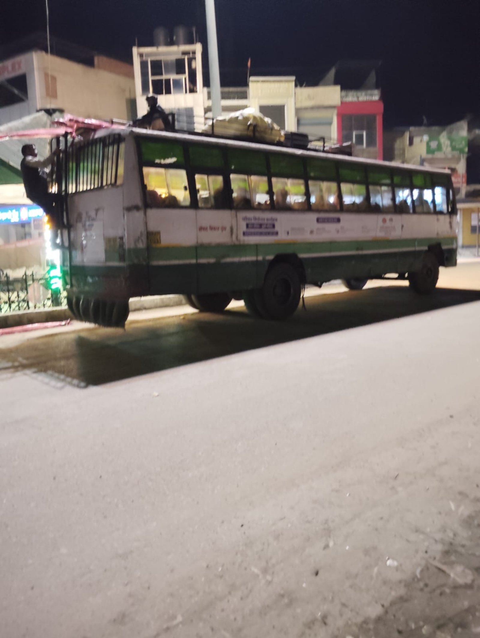 स्थानीय लोगों ने विभाग से की मांग, बस अड्डे के अंदर से सवारियां उठाएं लॉन्ग रूट की बसें