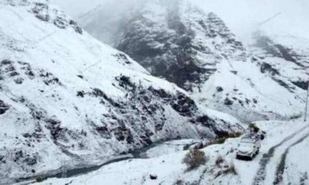 किन्नौर में हुई भारी बर्फबारी, सड़कें बंद, यातायात बाधित