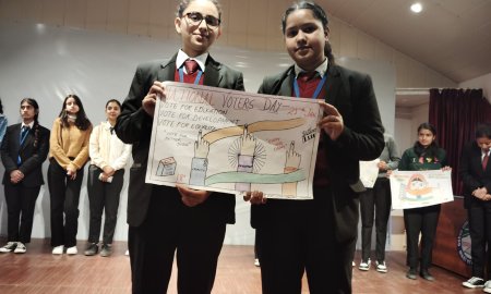 "पहला वोट देश के नाम", पोस्टर और रंगोली के जरिए किया मतदाताओं को जागरूक