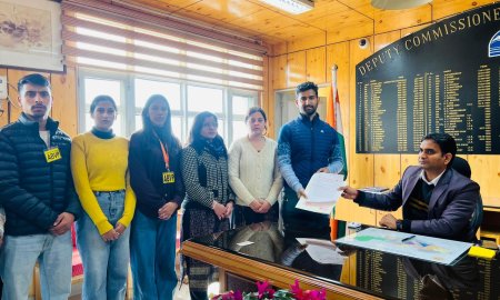 उपायुक्त कार्यालय धर्मशाला के बाहर ममता बनर्जी सरकार के खिलाफ नारेबाजी और धरना प्रदर्शन