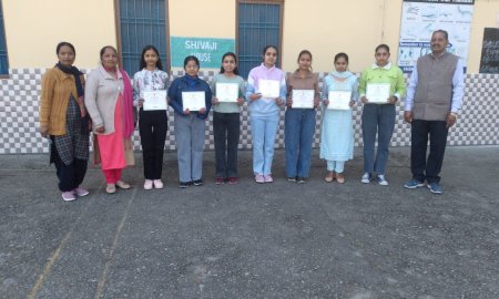 आदर्श पब्लिक स्कूल तियारा के दसवीं कक्षा के आठ छात्रों को मिला मेरिट सर्टिफिकेट
