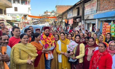 सड़क सुरक्षा जागरुकता के तहत अनुराग ठाकुर ने स्थानीय लोगों को किए हेलमेट वितरित