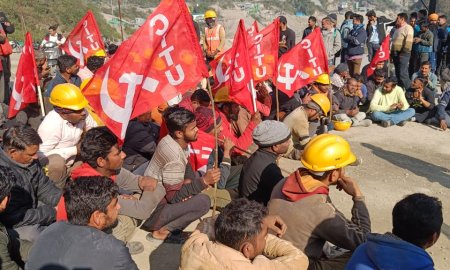 धौलासिद्ध प्रोजेक्ट के मजदूरों ने सरकार के खिलाफ किया धरना प्रदर्शन