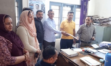 भरमोटी पंचायत के लोगों ने एसडीओ पीडब्ल्यूडी को सौंपा शिकायत पत्र 