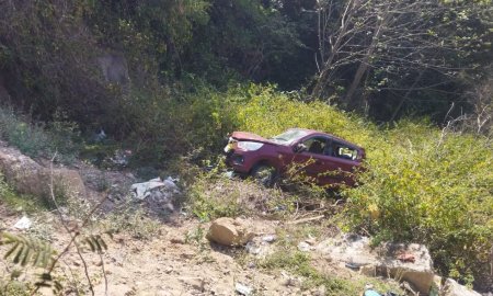 ट्रक से टकराकर खाई में गिरी कार, 6 लोग गंभीर घायल