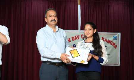 एमसीएम डीएवी कॉलेज कांगड़ा के मेधावी छात्रों को बांटे टैबलेट