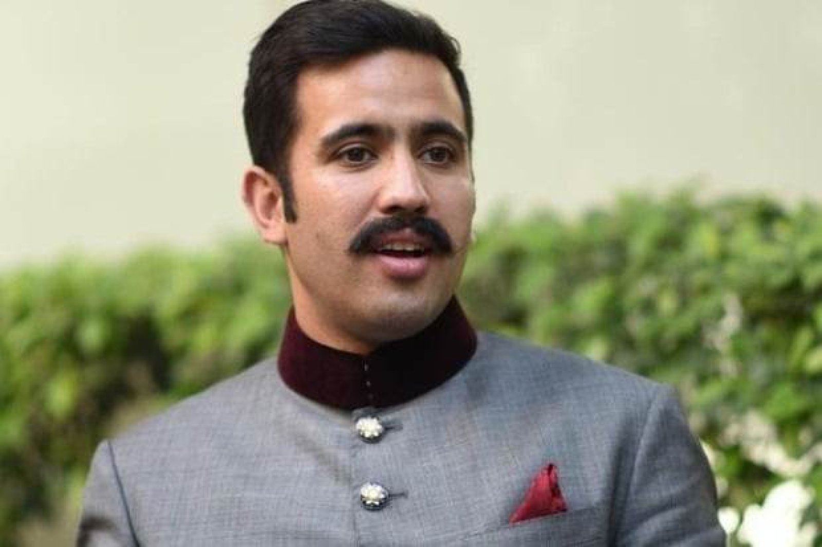 बागी विधायकों से मिलने के बाद दिल्ली रवाना हुए विक्रमादित्य सिंह