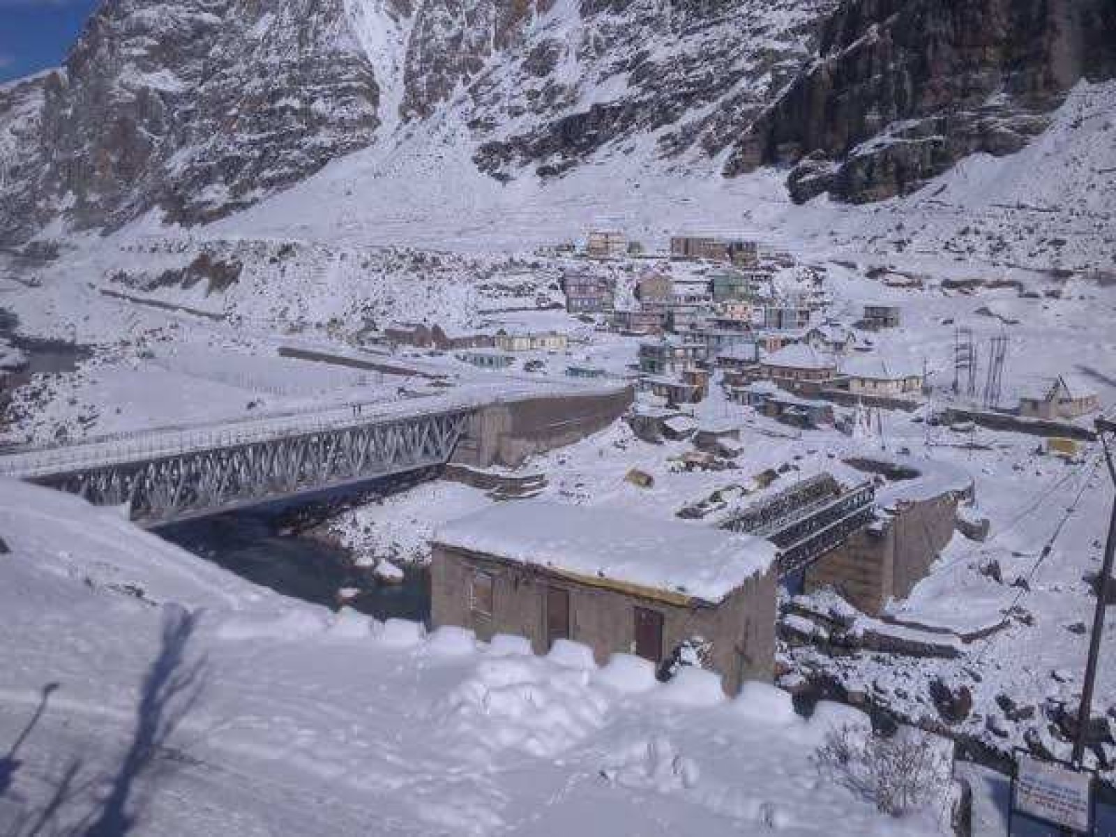 प्रदेश में बर्फबारी की वजह से 241 सड़कें बंद, 83 ट्रांसफार्मर फेल