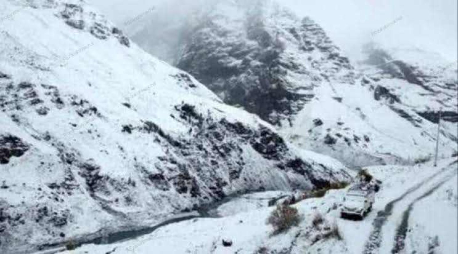 किन्नौर में हुई भारी बर्फबारी, सड़कें बंद, यातायात बाधित