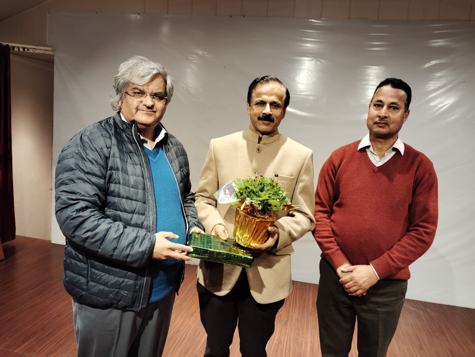 "पहला वोट देश के नाम", पोस्टर और रंगोली के जरिए किया मतदाताओं को जागरूक