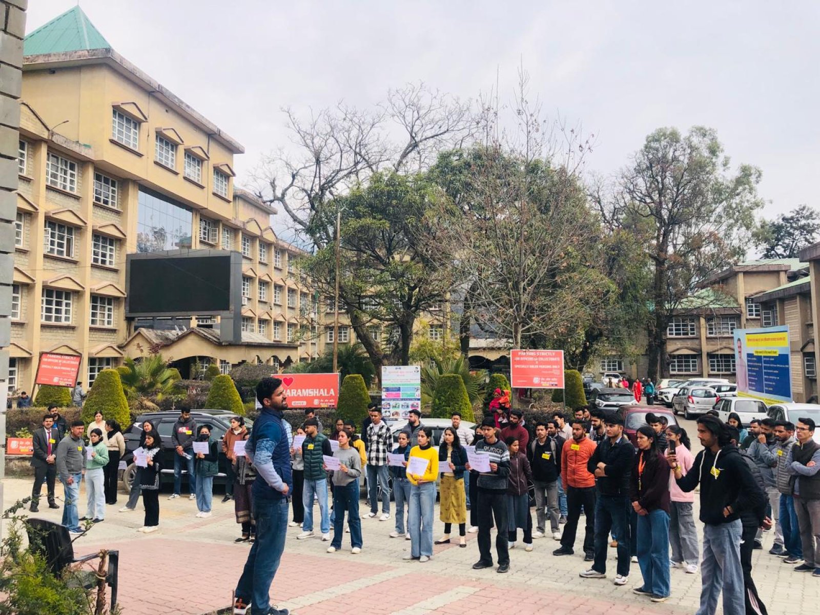 उपायुक्त कार्यालय धर्मशाला के बाहर ममता बनर्जी सरकार के खिलाफ नारेबाजी और धरना प्रदर्शन