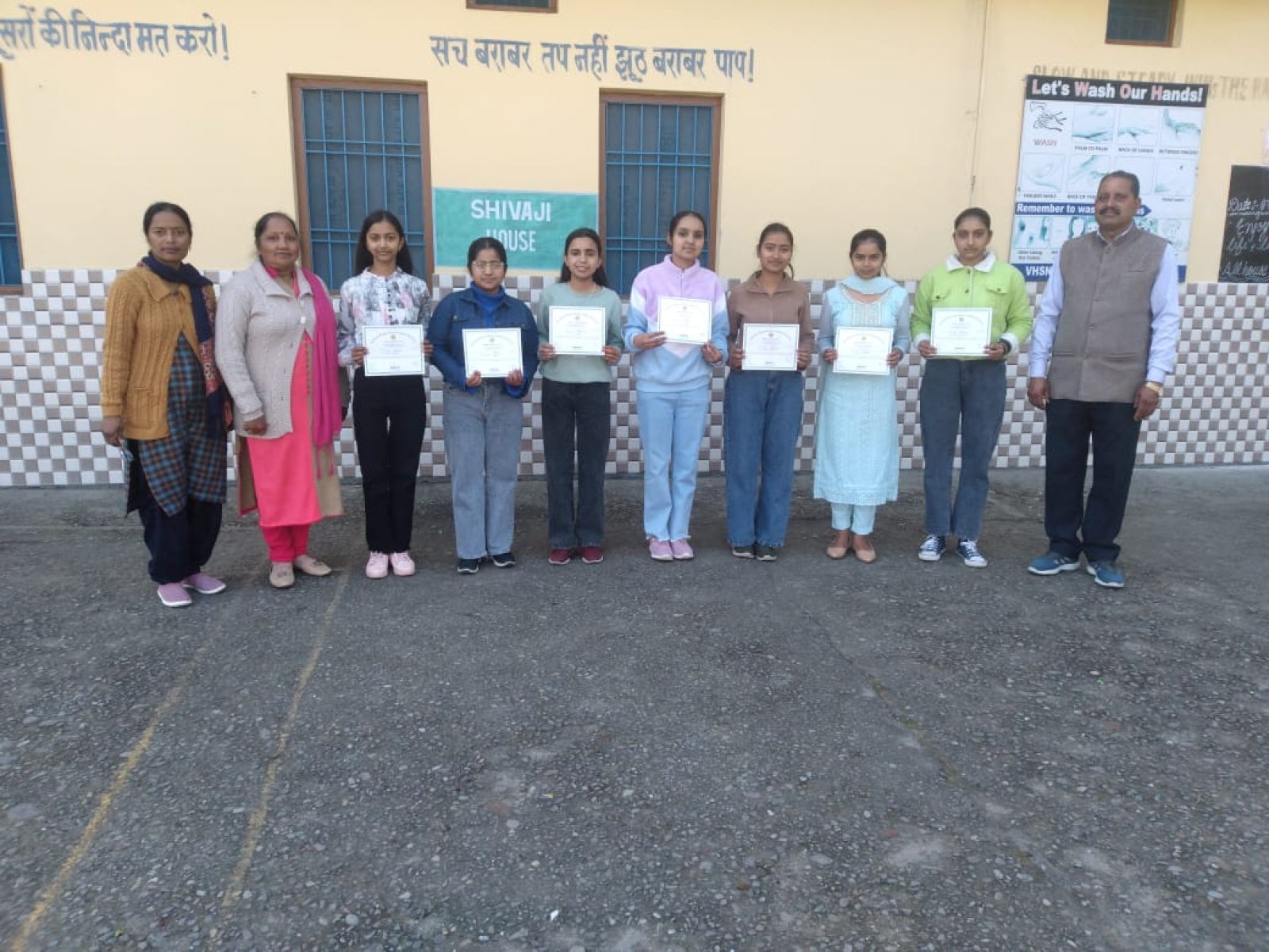 आदर्श पब्लिक स्कूल तियारा के दसवीं कक्षा के आठ छात्रों को मिला मेरिट सर्टिफिकेट