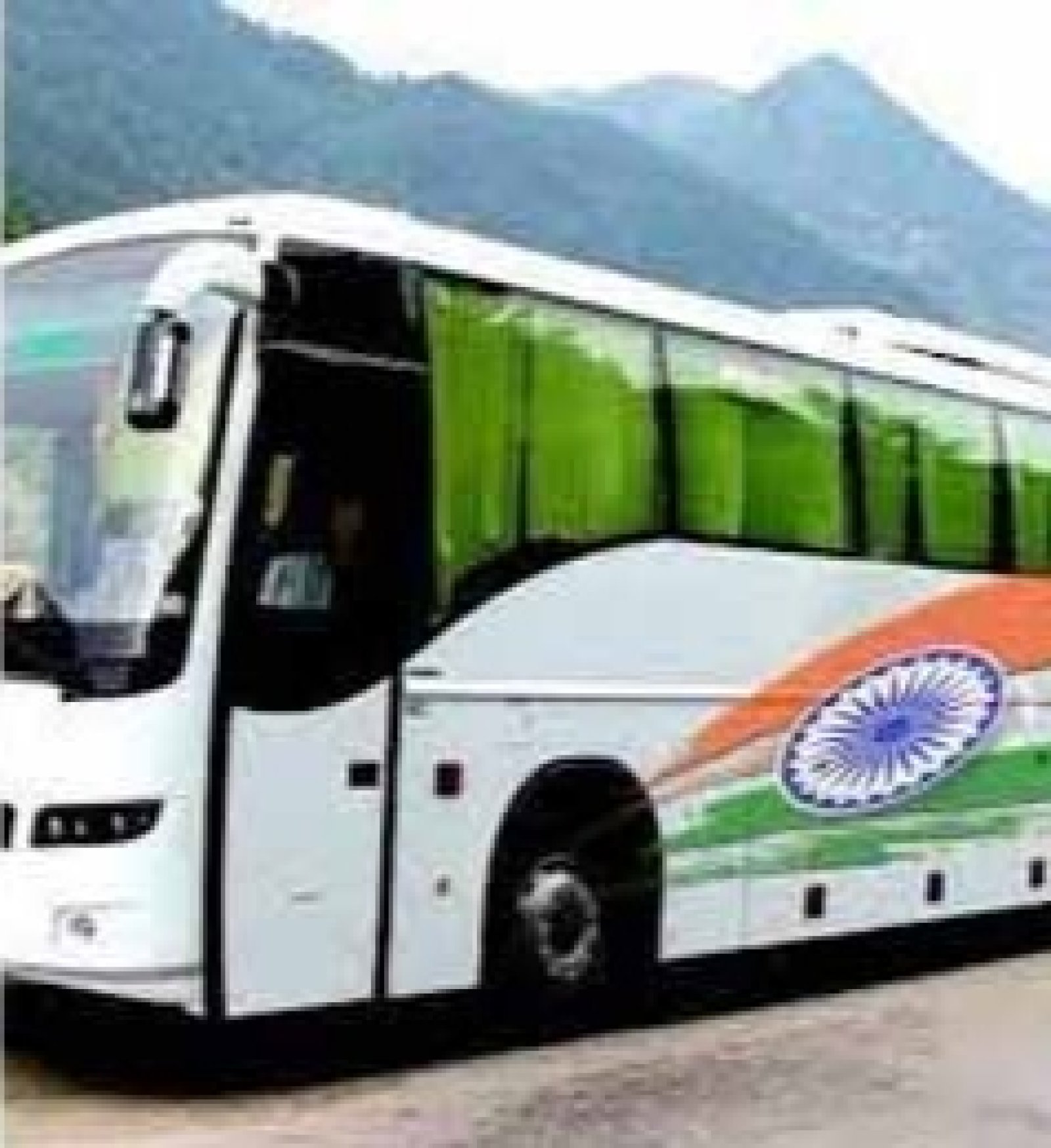 आर.एस.बाली ने पर्यटन बन्दे भारत बस सेवा को पालमपुर से दिखाई हरी झंडी