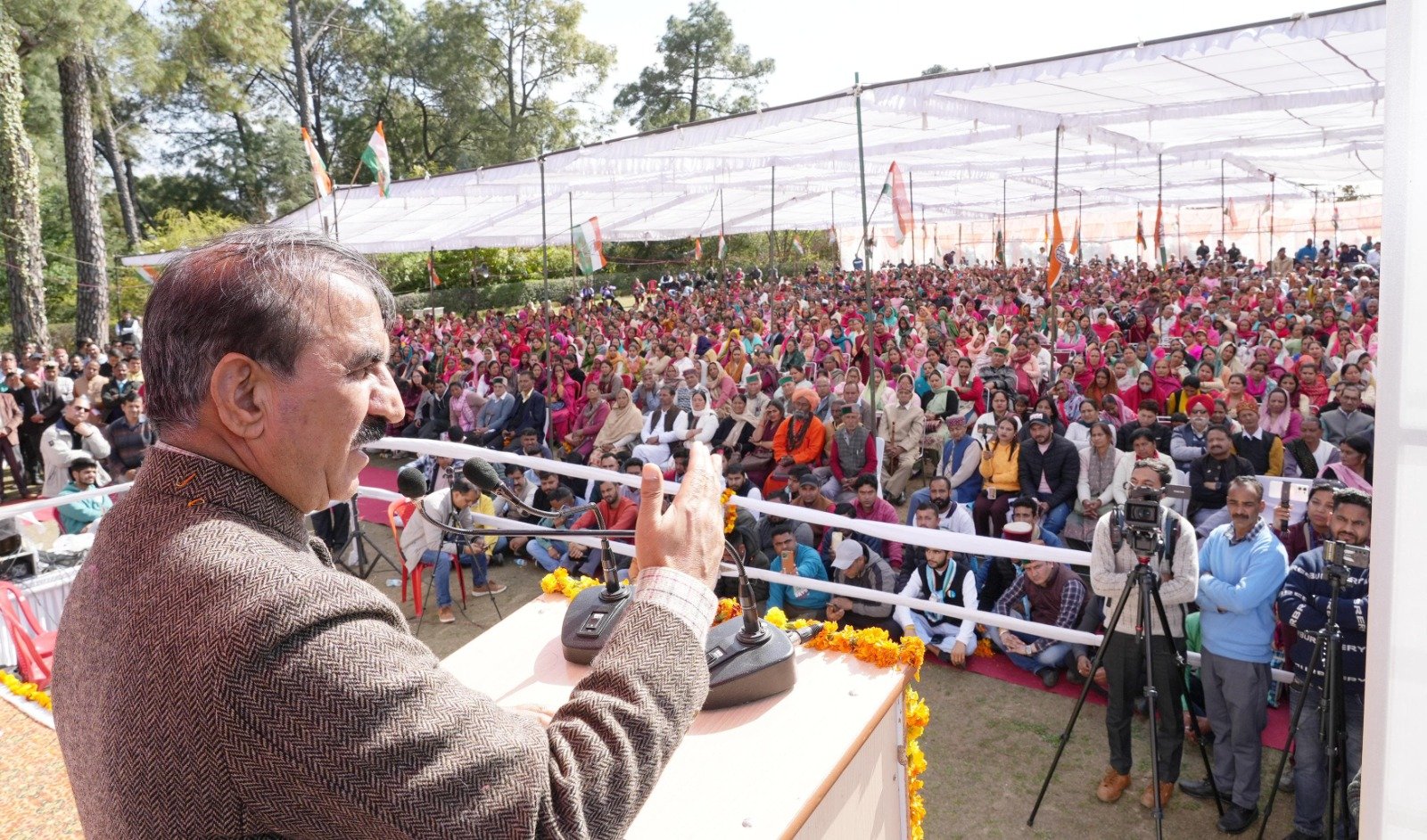 मुख्यमंत्री ने पालमपुर को दी करोड़ों की विकासात्मक परियोजनाएं