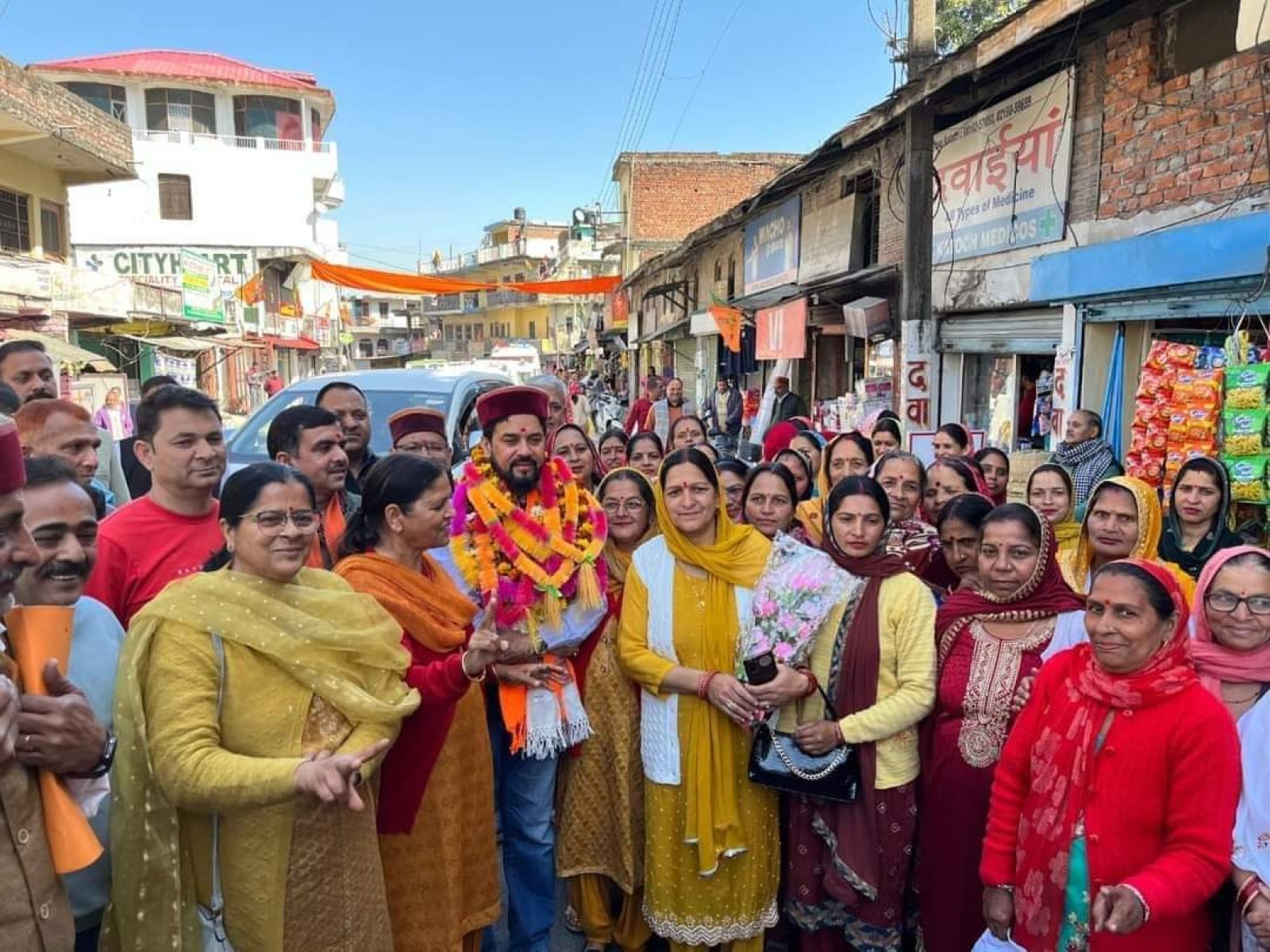 सड़क सुरक्षा जागरुकता के तहत अनुराग ठाकुर ने स्थानीय लोगों को किए हेलमेट वितरित
