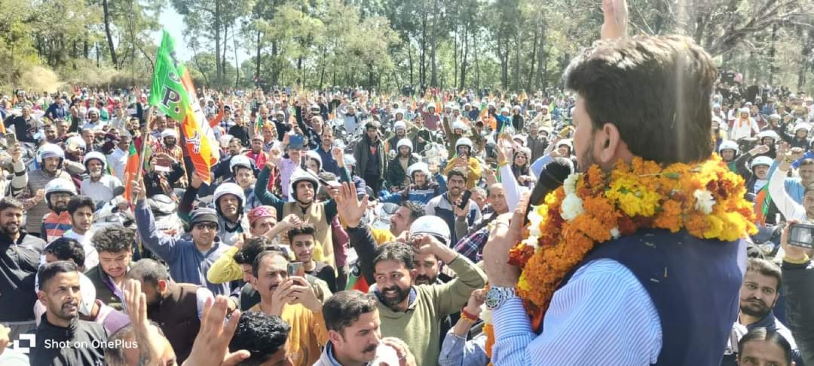 सड़क सुरक्षा जागरुकता के तहत अनुराग ठाकुर ने स्थानीय लोगों को किए हेलमेट वितरित