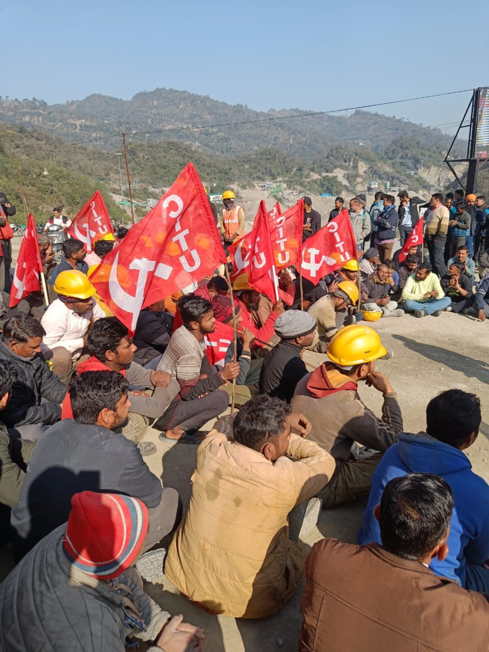 धौलासिद्ध प्रोजेक्ट के मजदूरों ने सरकार के खिलाफ किया धरना प्रदर्शन