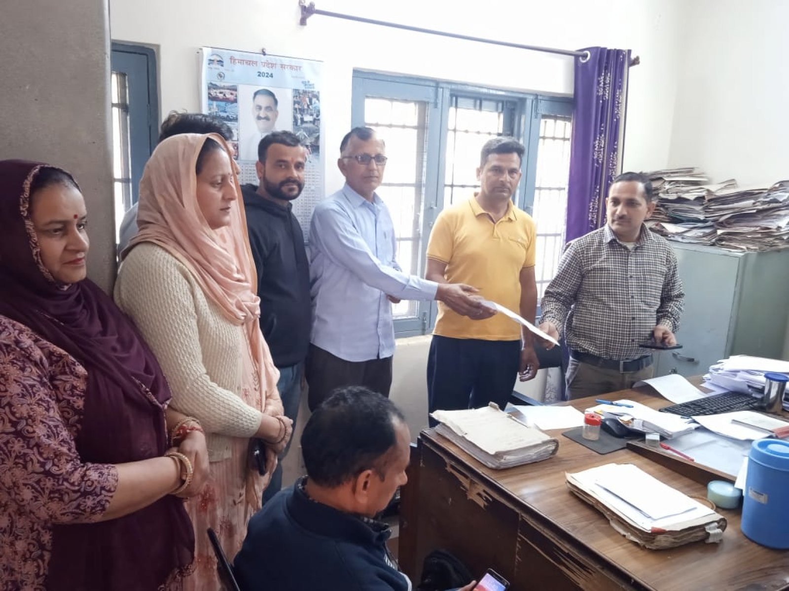 भरमोटी पंचायत के लोगों ने एसडीओ पीडब्ल्यूडी को सौंपा शिकायत पत्र 