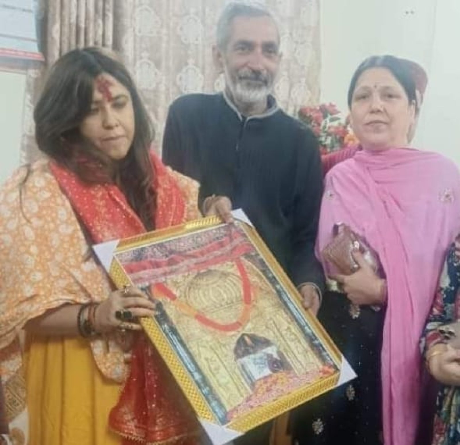 ज्वालामुखी मंदिर पहुंची फिल्म प्रोडयूसर एकता कपूर