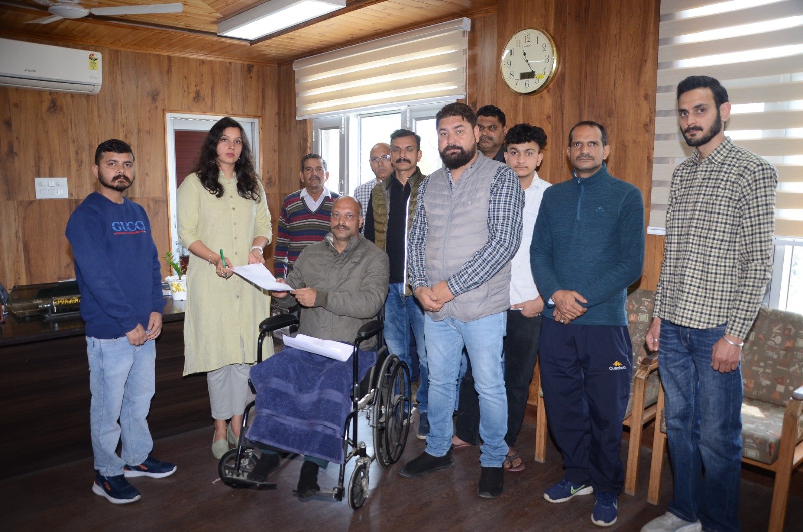 फोरलेन के कारण मार्ग हुआ बंद , ग्रामीणों ने एसडीएम को सौंपा शिकायत पत्र