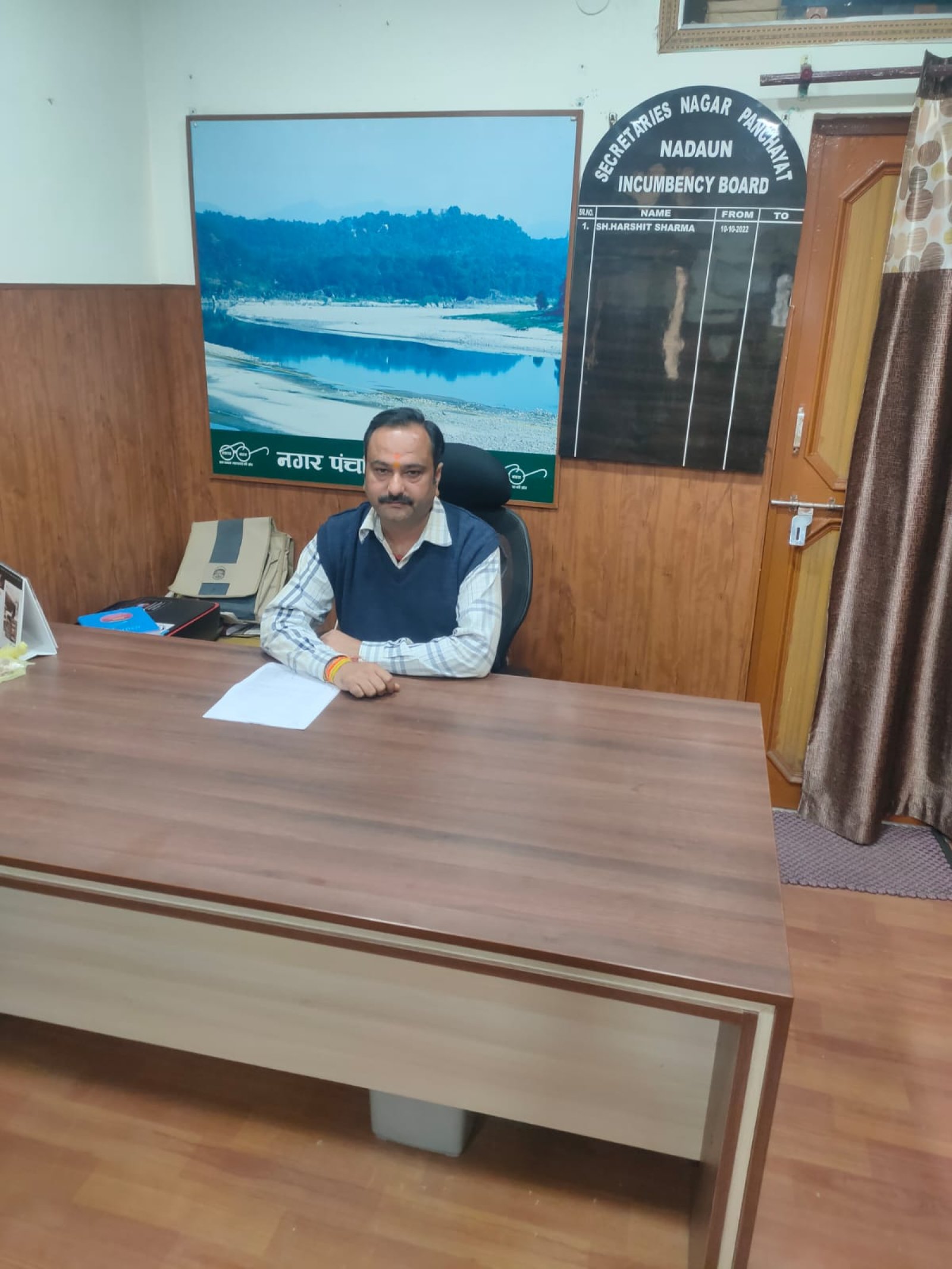 नगर पंचायत नादौन में सचिव के रूप छाए रमन शर्मा ने संभाला पदभार