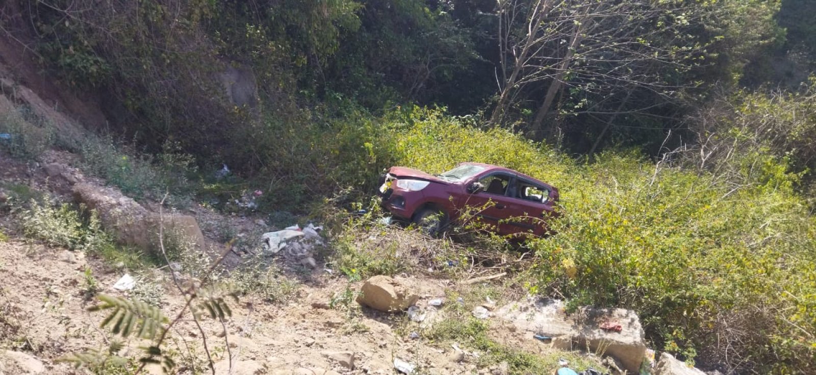ट्रक से टकराकर खाई में गिरी कार, 6 लोग गंभीर घायल