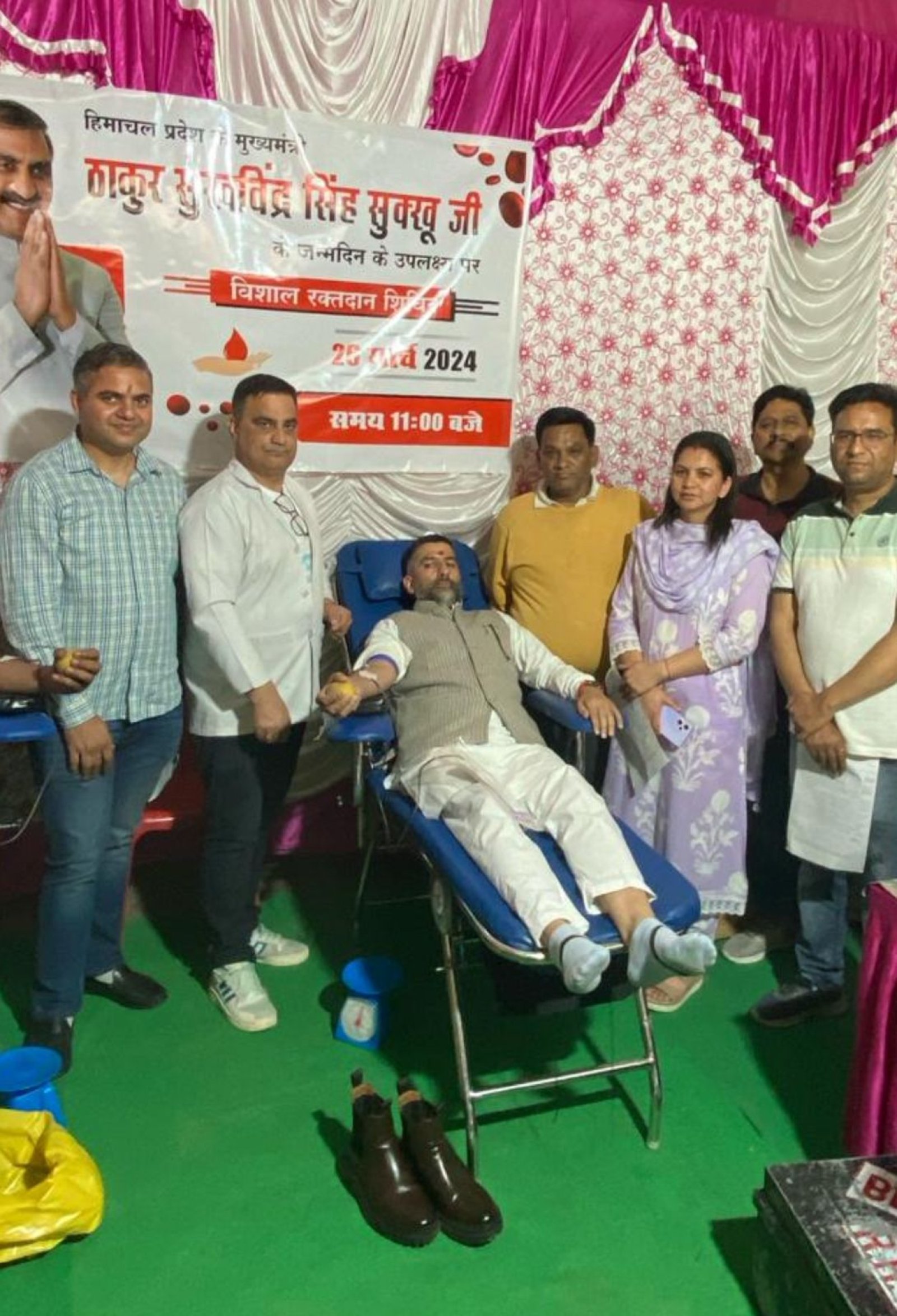  नगर पंचायत नादौन के अध्यक्ष शमी सोनी ने मुख्यमंत्री के जन्म दिवस पर किया रक्तदान 