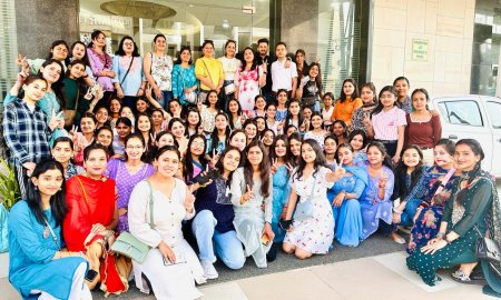 शरण कॉलेज की छात्राओं ने किया आगरा दिल्ली का शैक्षिक भ्रमण