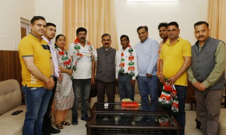 भाजपा को हमीरपुर में बड़ा झटका, नप अध्यक्ष मनोज, पार्षद राजकुमार ने थामा कांग्रेस का दामन 