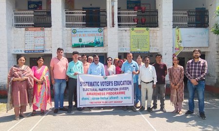 स्वीप कार्यक्रम के तहत कांगड़ा के साथ लगते राजल, भरता और बोहड़क्वालू पोलिंग बूथों पर लोगों को किया जागरूक