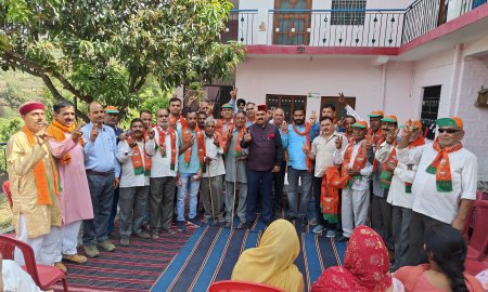 कांग्रेस छोड़ बीजेपी में जुड़े 30 परिवार