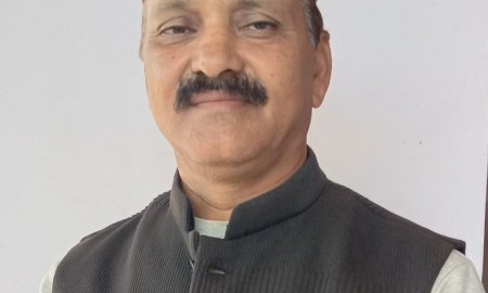 ग्राम पंचायत खोली के प्रधान ने स्कूल में दान किए 40 डेस्क