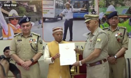 सब इंस्पेक्टर नरेश कुमार को प्रशंसी पत्र देकर किया सम्मानित