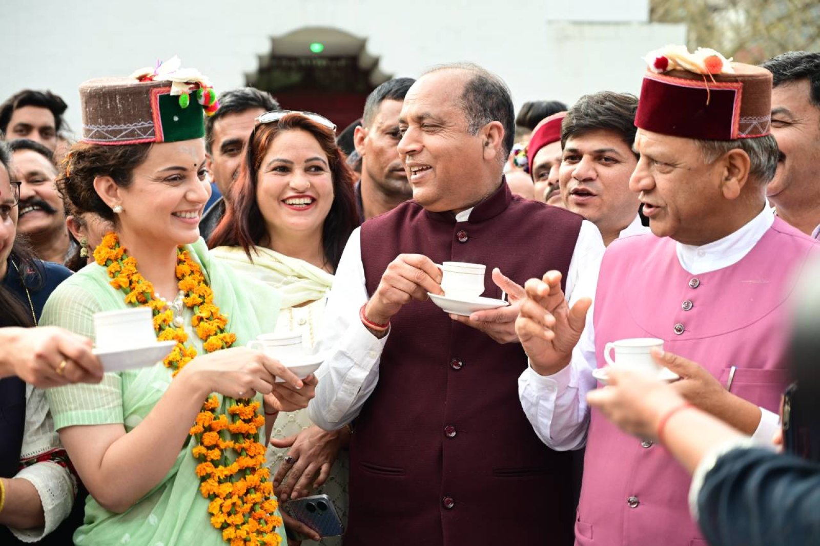 मंडी में जयराम ठाकुर और कंगना रनौत ने नमो चाय की चुस्कियां लीं